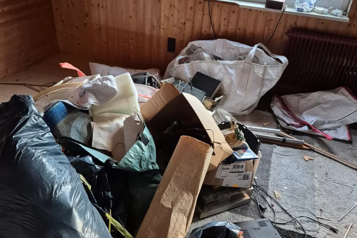 Gartenlaube entrümpelkn mit kleinteilen wie papier und pappe