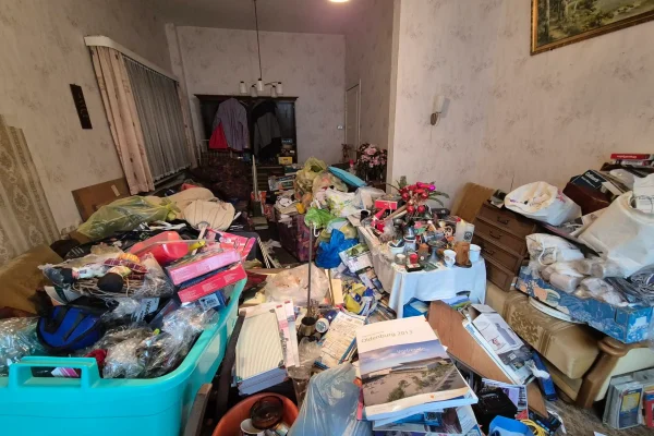 Messie Wohnzimmer voll Sperrmüll