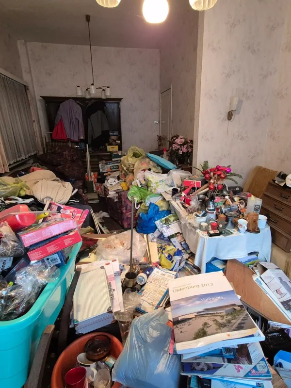 Messie Wohnzimmer voll Sperrmüll