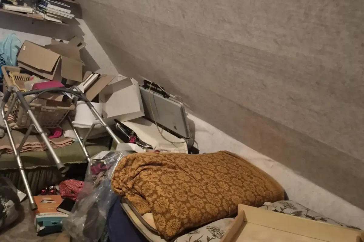 Dachboden mit vielen kleinteilen wie Koffer und Klamotten Entrümpeln