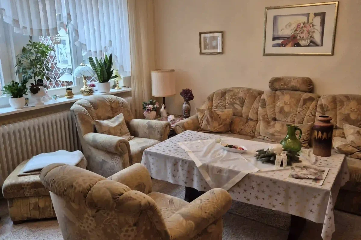 Entrümpelung eines Wohnimmers mit diversen Möbeln