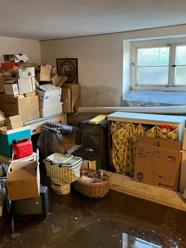 Wohnzimmer mit Möbeln die Entrümpelt werden