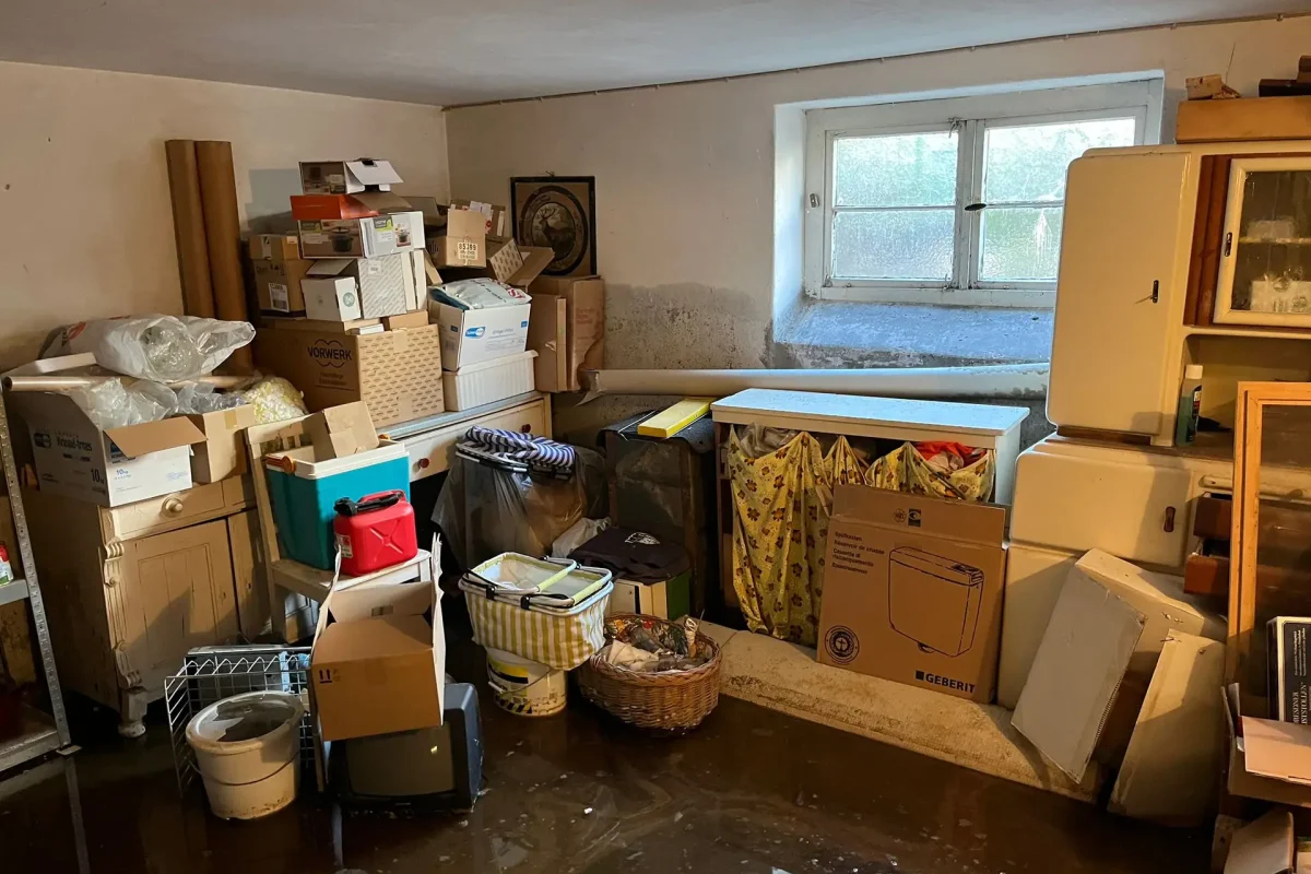 Wohnzimmer mit Möbeln die Entrümpelt werden